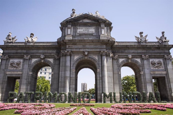 Archivo - Letras gigantes formando la palabra Patrimonio Mundial en la Puerta de Alcalá 