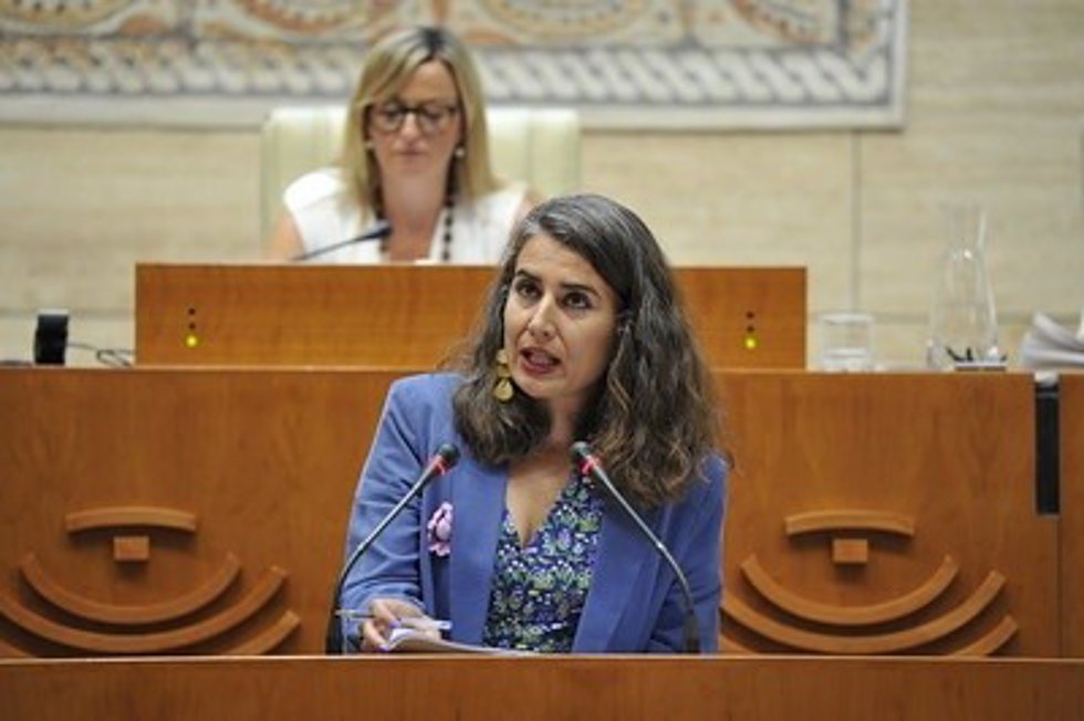 La portavoz de Unidas por Extremadura, Irene de Miguel, durante su intervención en el debate de investidura de María Guardiola.