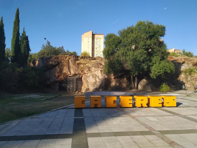 Archivo - Explanada donde se va a constuir la neocueva de Maltravieso en Cáceres