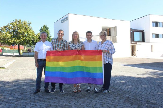 El PSOE sostiene una bandera LGBTI frente al Ayuntamietno de Santa Cruz de Bezana