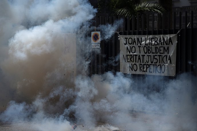 Varias personas participan en una concentración en el segundo aniversario del fallecimiento del bombero de la Generalitat Joan Liébana, frente a la Consellería de Interior de la Generalitat de Catalunya, a 17 de junio de 2023