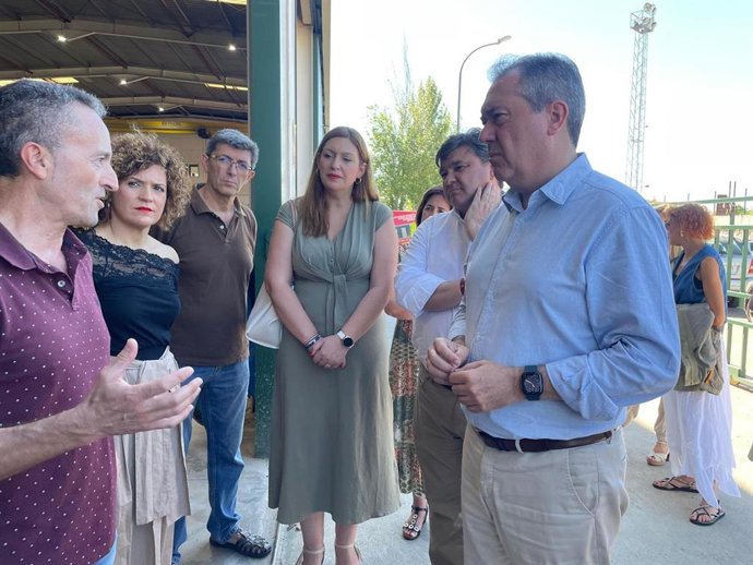 El secretario general del PSOE-A, Juan Espadas, en su visita a la empresa Insersa en Minas de Riotinto (Huelva), acompañado por socialistas onubenses.