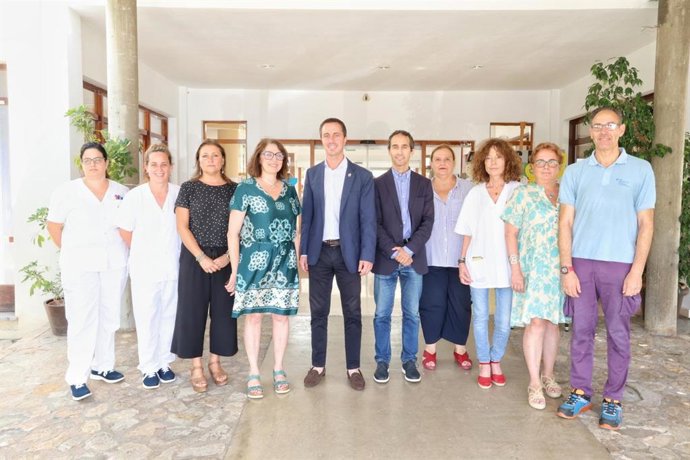 El presidente del Consell de Mallorca, Lloren Galmés, visita la residencia Llar d'Ancians