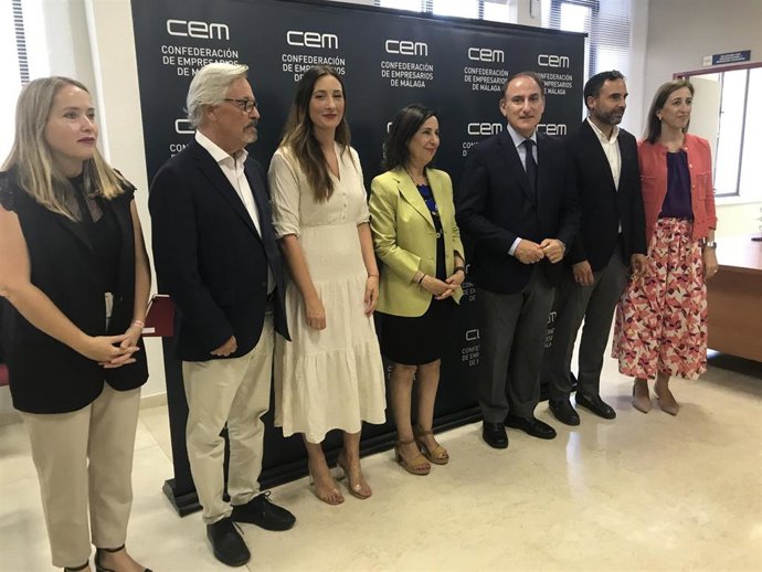 La ministra de Defensa, Margarita Robles; el secretario general del PSOE de Málaga, Daniel Pérez, y los cabezas de lista al Congreso y al Senado por la provincia de Málaga, han mantenido un encuentro con los empresarios malagueños.