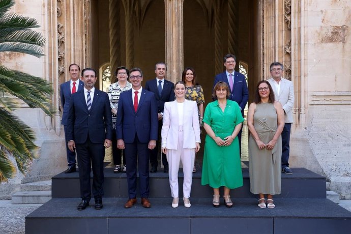 La presidenta del Govern, Margalida Prohens, junto al vicepresidente y el resto de consellers posan para la fotografía oficial del nuevo Ejecutivo autonómico, en la Llotja de Palma.