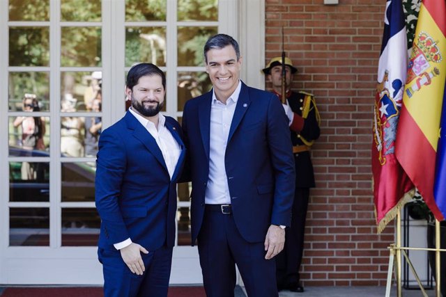 El presidente de la República de Chile, Gabriel Boric, es recibido por el presidente del Gobierno, Pedro Sánchez