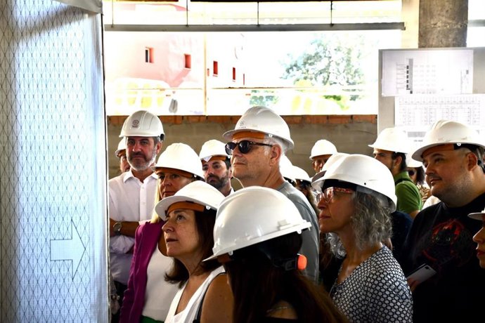 Imagen de la visita a las obras de la residencia universitaria que se construye en Huelva.