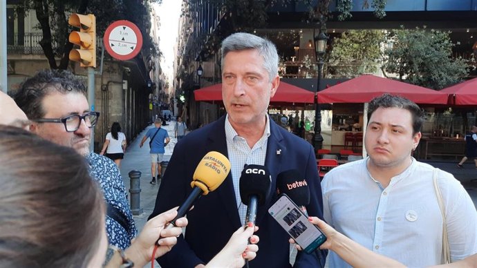 El portavoz de TriasxBCN en Barcelona, Jordi Martí, atiende a los medios.