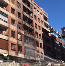 Edificio incendiado en la calle Zamakola,, en Bilbao.