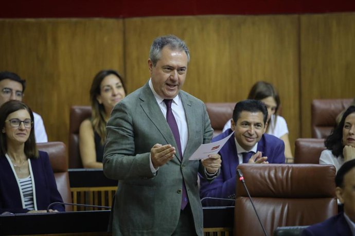 El secretario general del PSOE de Andalucía y presidente del Grupo Parlamentario Socialista, Juan Espadas, en el Pleno del Parlamento andaluz. (Foto de archivo).