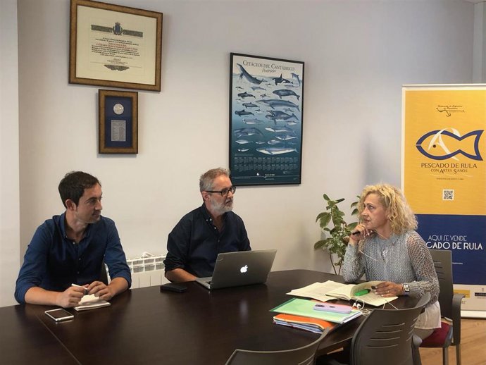 El candidato de Sumar al Congreso por Asturias, Rafael Cofiño y presidenta de la Federación de Cofradías del Principado y presidenta del grupo de trabajo de Pelágicos de ICCAT del Consejo Consultivo de las Aguas Suroccidentales, María José Rico.