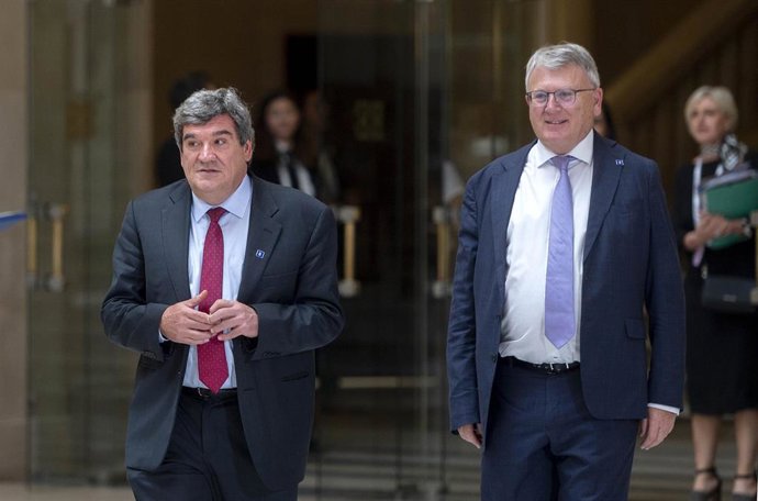 El ministro de Inclusión, Seguridad Social y Migración, José Luis Escrivá (i), y el comisario europeo de Empleo y Derechos Sociales, Nicolas Schmit (d), en el marco de la reunión informal ministerial de Empleo y Políticas Sociales.