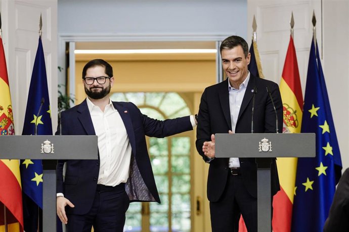 El presidente de la República de Chile, Gabriel Boric (i) y el presidente del Gobierno y candidato del PSOE a la reelección, Pedro Sánchez (d), durante una rueda de prensa tras su reunión en el Palacio de la Moncloa, a 14 de julio de 2023, en Madrid.