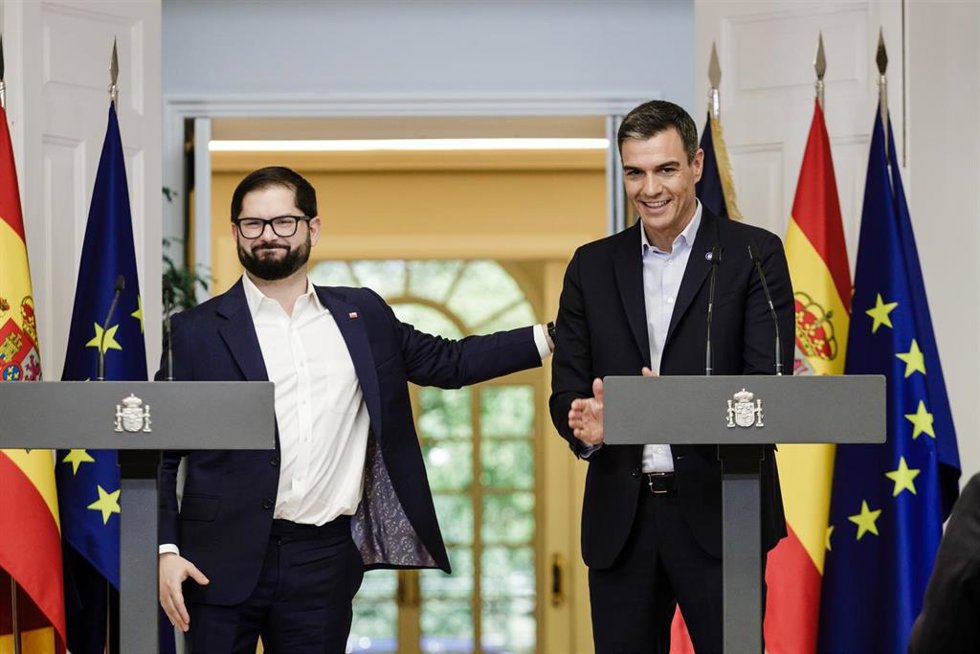 El presidente de la República de Chile, Gabriel Boric (i) y el presidente del Gobierno y candidato del PSOE a la reelección, Pedro Sánchez (d), durante una rueda de prensa tras su reunión en el Palacio de la Moncloa, a 14 de julio de 2023, en Madrid.