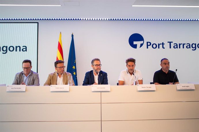 El presidente del Port de Tarragona, Saül Garreta, con los representantes de las empresas estibadores y de los trabajadores.