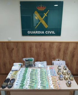 Detenidos dos vecinos de A Rúa (Ourense) de 68 y 55 años acusados de vender droga cerca de institutos de la localidad
