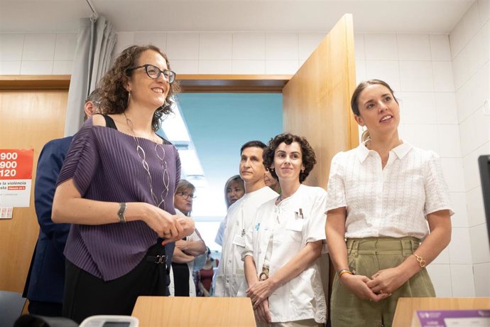 La consellera de Igualdad y Feminismos, Tnia Verge, y la ministra de Igualdad, Irene Montero, visitan el servicio de atención a la salud sexual y reproductiva (Assir) y del servicio de transición del centro de atención primaria (CAP) Numncia