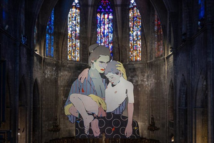 El muralista Octavi Arrizabalaga, conocido como Aryz, instala un gran lienzo con una pintura que representa la maternidad, titulada 'Crianza', en el interior de la Basílica de Santa Maria del Pi de Barcelona