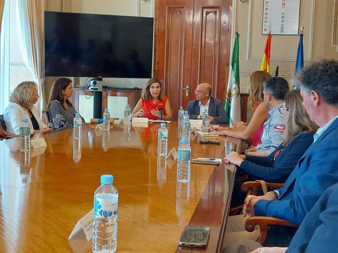 Blanco ha visitado las instalaciones de la Autoridad Portuaria y posteriormente ha compartido un encuentro con directivos y representantes de empresas de los sectores naviero, logístico, turístico y de otras vinculadas a la actividad marítima.