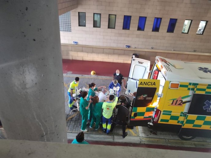 Asistencial del bebé conectado a ECMO a su llegada al Hospital Reina Sofía.