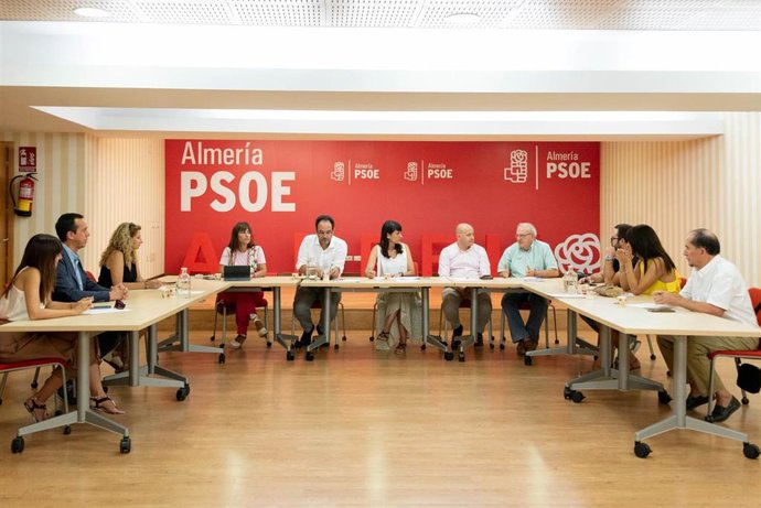 Reunión de María González con candidatos del PSOE de Almería