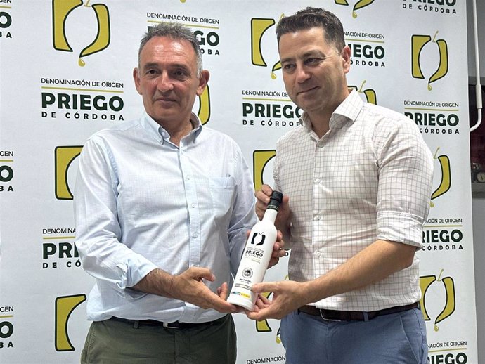 Enrique Santiago en la visita a la sede de la DOP de Aceites de Oliva Virgen Extra Priego de Córdoba.