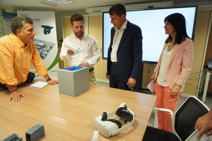 Visita de Pedro Fernández a las oficinas del proyecto del acelerador de partículas.