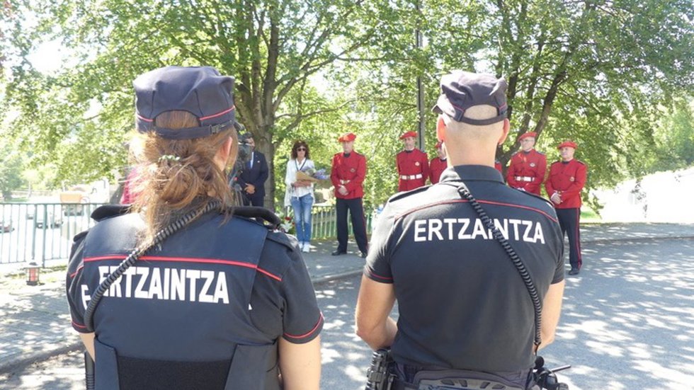 La Ertzaintza homenajea a Mikel Uribe Aurkia, subcomisario asesinado por ETA en Leaburu en el año 2001