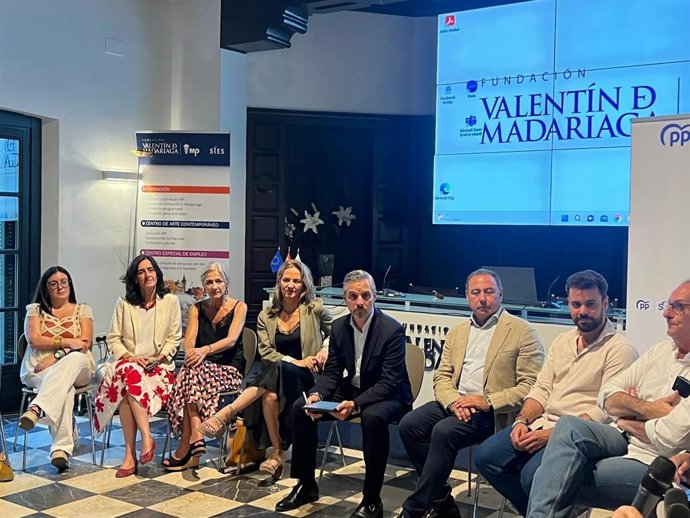 Los cabezas de lista del PP al Congreso y al Senado por Sevilla, Juan Bravo y Juan Ávila, en el Foro Social organizado por el PP provincia en la Fundación Madariaga.