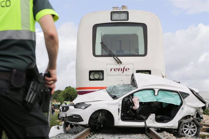 Un guardia civil de tráfico frente al choque del tren a un coche en un paso a nivel, a 12 de julio de 2023, en Lugo, Galicia.