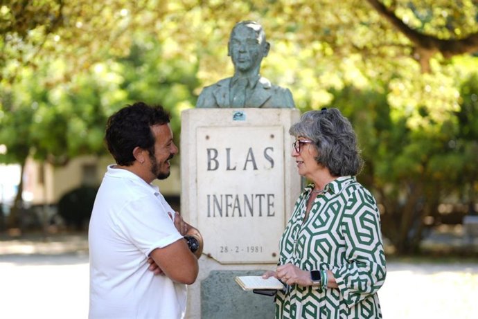 Pilar González y Kichi delante del busto de Blas Infante en Cádiz. (Foto de archivo).