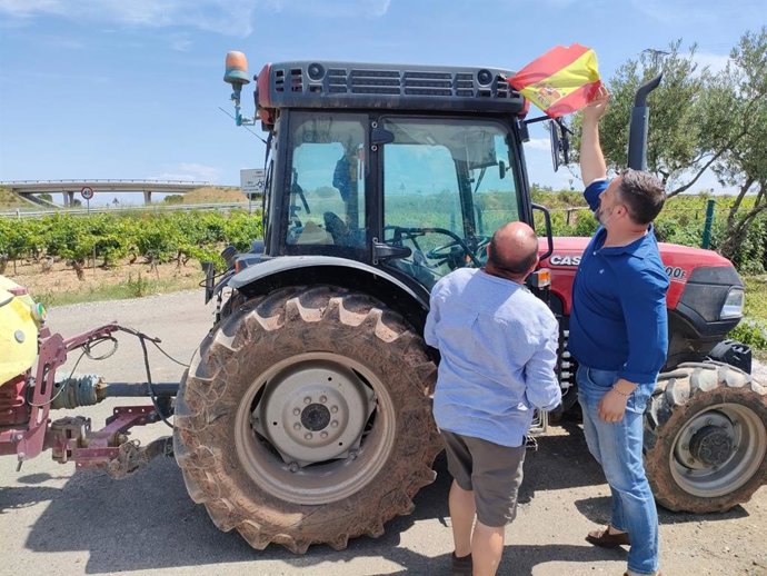 El líder de Vox, Santiago Abascal, junto a un simpatizante en un restaurante de San Nicasio (La Rioja)