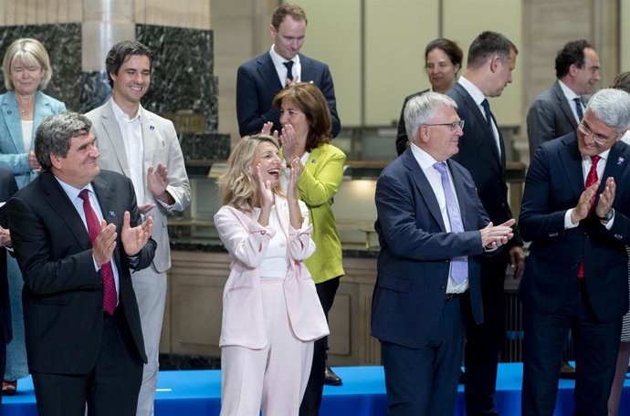 José Luis Escrivá, Yolanda Díazy el comisario europeo de Empleo y Derechos Sociales, Nicolas Schmit, durante la foto de familia de la reunión informal ministerial de Empleo y Políticas Sociales.