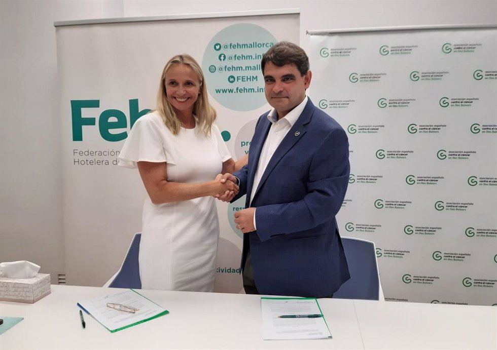 El presidente de la Asociación Contra el Cáncer en Baleares, José Reyes, y la presidenta de la Federación Empresarial Hotelera de Mallorca, María Frontera, este viernes.