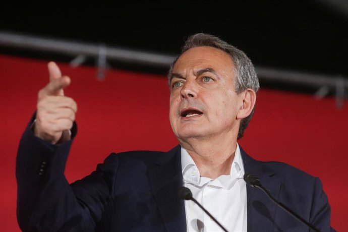 Archivo - El expresidente del Gobierno, José Luis Rodríguez Zapatero, durante un mitin del PSOE para apoyar a la alcaldesa y candidata a la reelección, Lara Méndez, en la Praza de Santa Maria, a 22 de mayo de 2023, en Lugo, Galicia (España). 
