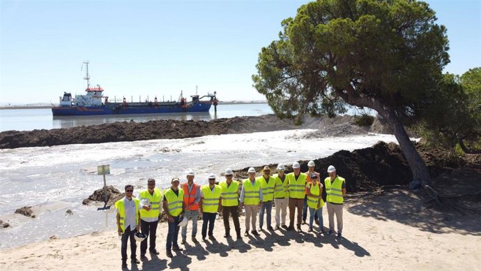 Regeneración de la playa de Bajo de Guía en Sanlúcar de Barrameda, en Cádiz, con sedimentos del dragado de mantenimiento que hace el Puerto de Sevilla.