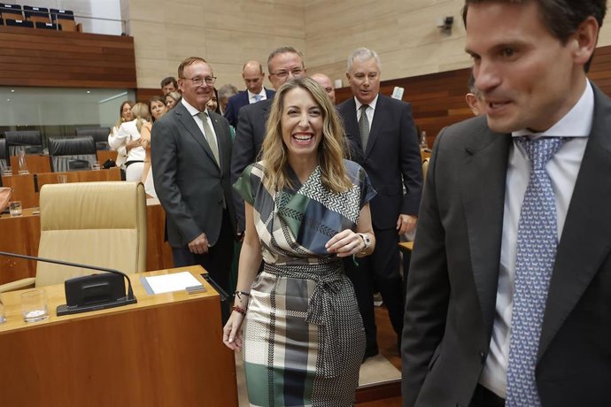 La candidata a la Presidencia de la Junta de Extremadura, María Guardiola, a su salida del debate de investidura, en la Asamblea de Extremadura