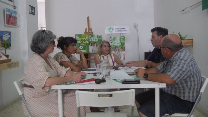 Las candidatas de Adelante Andalucía reunidas con representantes del COAG.