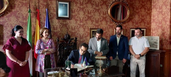 El consejero de Justicia, Administración Local y Función Pública, José Antonio Nieto, ha visitado el Ayuntamiento de Loja (Granada).