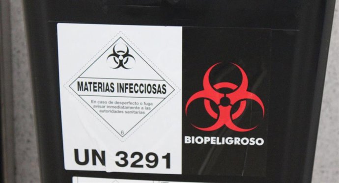 Archivo - Cartel de peligro por materiales infecciosos sustancias tóxicas