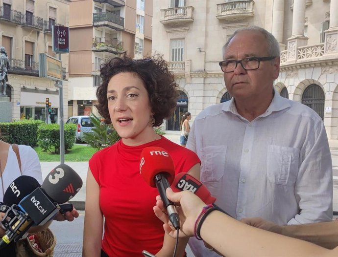 La cabeza de lista de Sumar-En Comú Podem al Congreso por Barcelona, Aina Vidal, junto con el número 1 al Congreso por Tarragona, Flix Alonso.