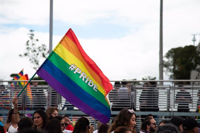 Imagen de archivo de una bandera arcoíris durante el Orgullo.