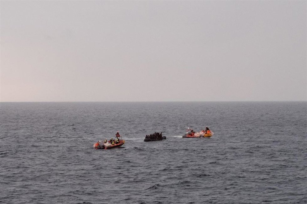 Archivo - Equipos de la ONG SOS Méditerranée durante una operación de rescate en el mar Mediterráneo (archivo)