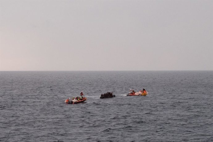 Archivo - Equipos de la ONG SOS Méditerranée durante una operación de rescate en el mar Mediterráneo (archivo)