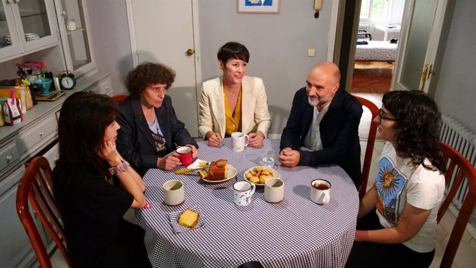 Almuerzo de la portavoz nacional del BNG, Ana Pontón, la alcaldesa de Santiago, Goretti Sanmartín, y el candidato número uno al Congreso, Néstor Rego, con jóvenes en Santiago