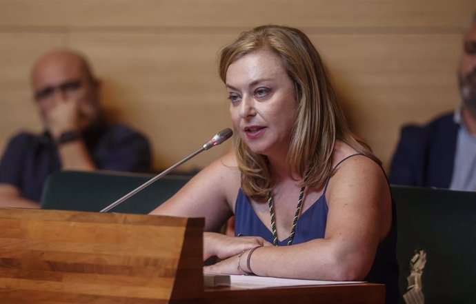 La diputada por Ens Uneix Natlia Enguix, interviene durante el pleno de constitución de la corporación para la legislatura 2023-27