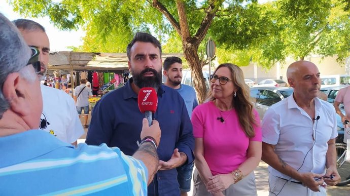 Los candidatos al Congreso y al Senado por el PSOE de Córdoba Alberto Mayoral y Ángeles Luna atienden a los medios junto al portavoz socialista en el Ayuntamiento, Antonio Hurtado.