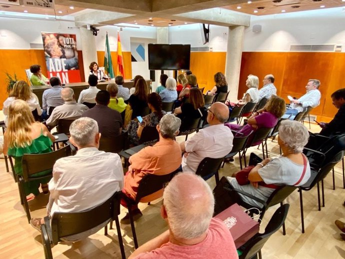 Carmen Calvo en un encuentro para hablar de Granada y la Universidad junto a la exrectora Pilar Aranda.