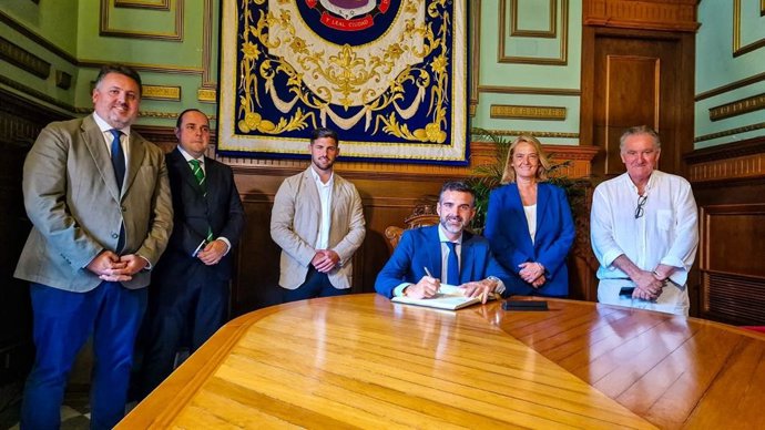 El consejero de Sostenibilidad, Medio Ambiente y Economía Azul, Ramón Fernández-Pacheco, ha visitado el Ayuntamiento de Motril (Granada).