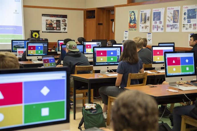 Estudiantes usando Kahoot!